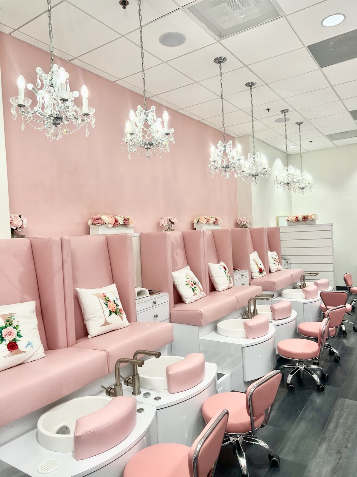 Premium Photo | 3d render beauty spa nail salon on pastel pink background  3d illustration of luxury beauty studio